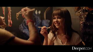 Dypere. Sexy babes nyte lesbisk knulle