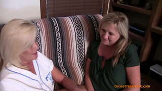 Unu MILF Lekante Pussy, Ricevas la Orgio Komencis