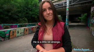 ¡Una estudiante de agente público disfruta de que un extraño le penetre la vagina al aire libre en Praga