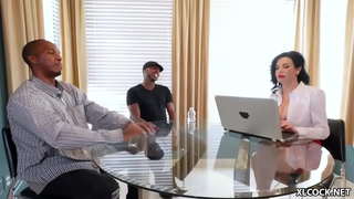 Veronica Avluv didn&amp;#039;t denken viel über eine interracial Dreier