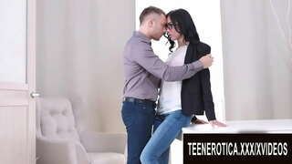 Неукротимое Теләк Белән Яшь Красоткой Никой