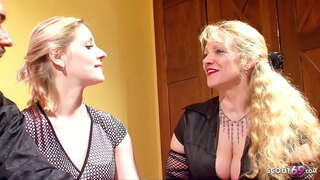 Junges unerfahrenes Paar bekommt Hilfe von reifer Nachbarin in ihrem ersten Dreier Fick