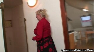 Tigulang nga biyuda nga mga serbisyo sa duha ka repairmen