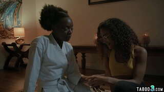 Kis bögyös fekete tizenéves nyalta meg fogás egymást