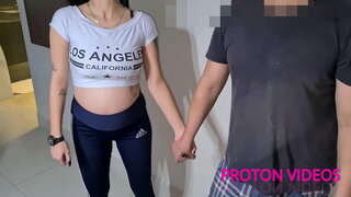 Mia amiko, la produktanto de la Brazukas mi alportis ĝin al la virino, Alicia Weller, por fari tion sur la sofo sen kondomo