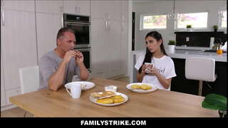 ���र्म युवा लैटिना किशोरों की सौतेली बेटी परिवार के साथ सौतेला में रसोई