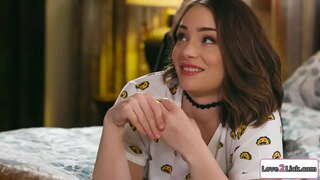 Esmer görür sehrli oyun qız icmal qardaşı və başdan onu.Onlar öpüşürlər və busty kürən licks onun пизду.Sonra o, riqqətə gətirir, onun barmaqları və ласкает onun pussy