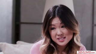 Small tits àisianach is i blonde bff a &#039; dol airson a threesome ri nàbaidh