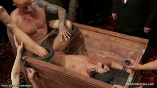 Young femèl esklav Adriana Chechik se bouche je ak bwat lè sa a, gwo kòk chante fukèd pa Astral Pousyè tè anba kontwòl nan dom Princess Donna Dolore nan piblik