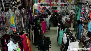 Blondie teenager Haley Spar sutter pik og får hendes fisse kneppet vildt på samme tid