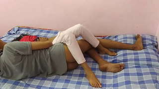 Kollec Tələbəsi Qara Paltardakı Bir Üzvü Üçün Əkilir