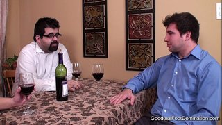 Footjob - Žena zavře pod stůl, obchod