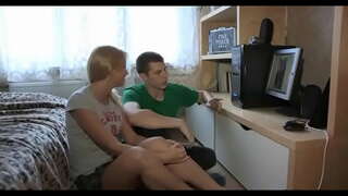 שיין ברונעט מיידל רידעס אַרויף פעט האָן