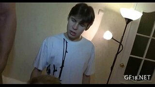 Perverzní brýlatý chlap drží ruku