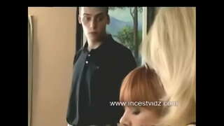 Macocha i pasierb odwiedzają dominującą podsumowanie ciotkę w jej urodziny