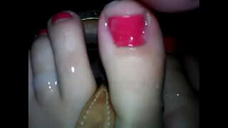 Yeniyetmə olur bir az sperma ayaq və sandal