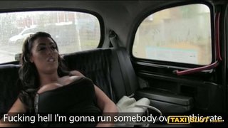 Velika &quot;juggs&quot; Ava busili sa vozač na zadnjem sedištu od njegovih taksi