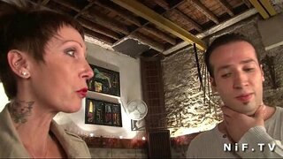 ���ిగ్ titted మరియు టాటూ ఫ్రెంచ్ దేశస్తుడు పరిపక్వ gets her tight ass hammered