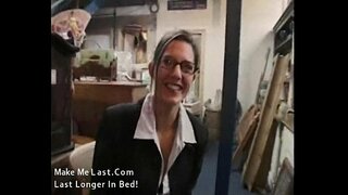 Seksi črna gospodinja gets shagged na svojem delovnem mestu