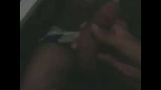 Se masturbeaza barbati.