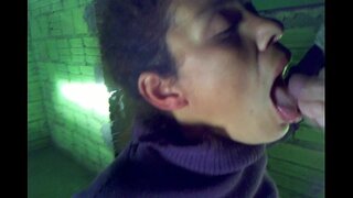 Sialan baru dalam Hujan, mengambil beban cum di dalam mulutnya