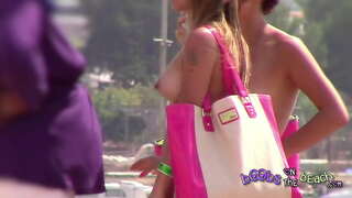 Hey babe kaj je hoditi po plaži typsy &amp;amp; topless skupaj