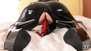 Lucy uživa joj vibrator