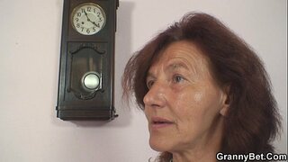 Šijacie stará babička a chlapec