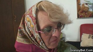 Ona poteší mladých cudzinec