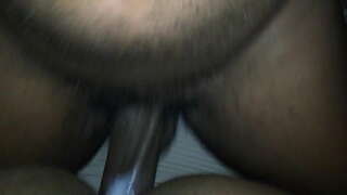 Супер мокрую киску трахают артта