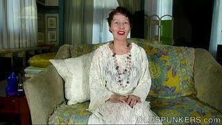 Kinky oude anale spunker neukt haar strakke kleine klootzak voor je