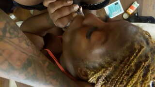 ���लक में मैला सिर से महिला