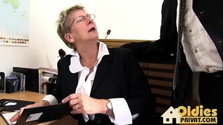 Bertiga di tempat kerja