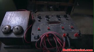 Electro bdsm sub domineras av master