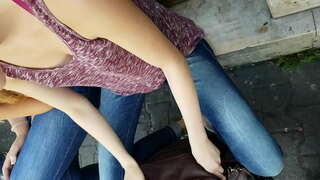 Downblouse लड़कियों में सार्वजनिक स्ट्रीट