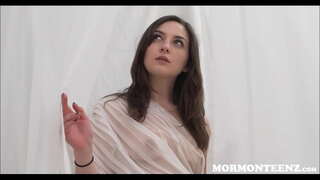 צעיר מורמוני הבחורה פלפל הקמב &quot; ץ מבאס כנסייה הבוסים הזין מאחורי סדין לבן