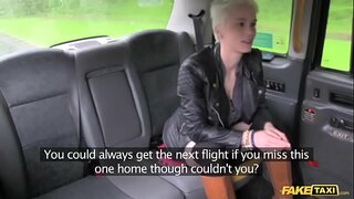 Ł�りのタクシーで暑熱荒後部座席性