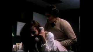 Veronica får hendes trusser trukket ned, og hot anal på kontoret