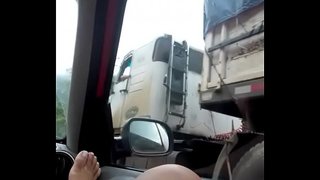 Uz ceļa, parādot grelao