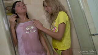 ���ອງຍິງມັກແມ່ໄວລຸ້ນມີ orgasm ທີ່ແທ້ຈິງທີ່ມີຄີກົ້dildo ໃນນ້ໍາ