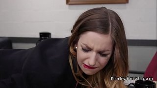 Böyük tits ilə Qarayağız boss onun satıcı Anal barmaqlama edir