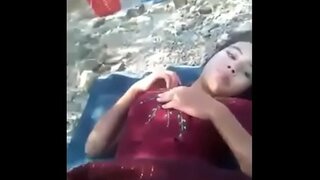 ���ावात तरुण उघडया मैदानातील भरले