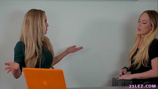 ���ेस्बियन एजेंट द्वारा पकड़ा गया एक जासूस