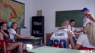 Dospívající Dolly Diore &amp;amp; Cathy Heaven podíl učitele kohout s dvě nadržený kamarádky ve třídě