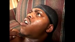 ���हुत खूबसूरत चॉकलेट लड़की केली के शासनकाल में किया गया था coughed गोभी पानी के बाद उसके मुँह में ठेला उसके बालों वाले योनी