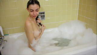 Hiss edirəm ki mənə görə müşahidə edir, mənim çəllək