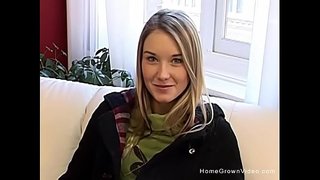 Super cute sarışın dogola undresses və onun tarım pişik ilə oynayır