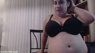 Пухленькая дзяўчына любіць дэсерты