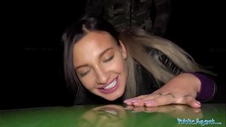 Agente público Rellenita tetona sexy en al aire libre de noche mamada y follar