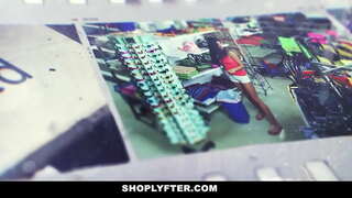 Teen blondýnka je noční směny zaměstnance v obchodě.Důstojník ji zatkli za krádež ranní směna zpráv, a ona přiznává, že ona to dělat 1 nebo 2 krát.Policista vytáhne jeho ptáka a nechá ji v krku.Na oplátku líže a šuká její kundu.